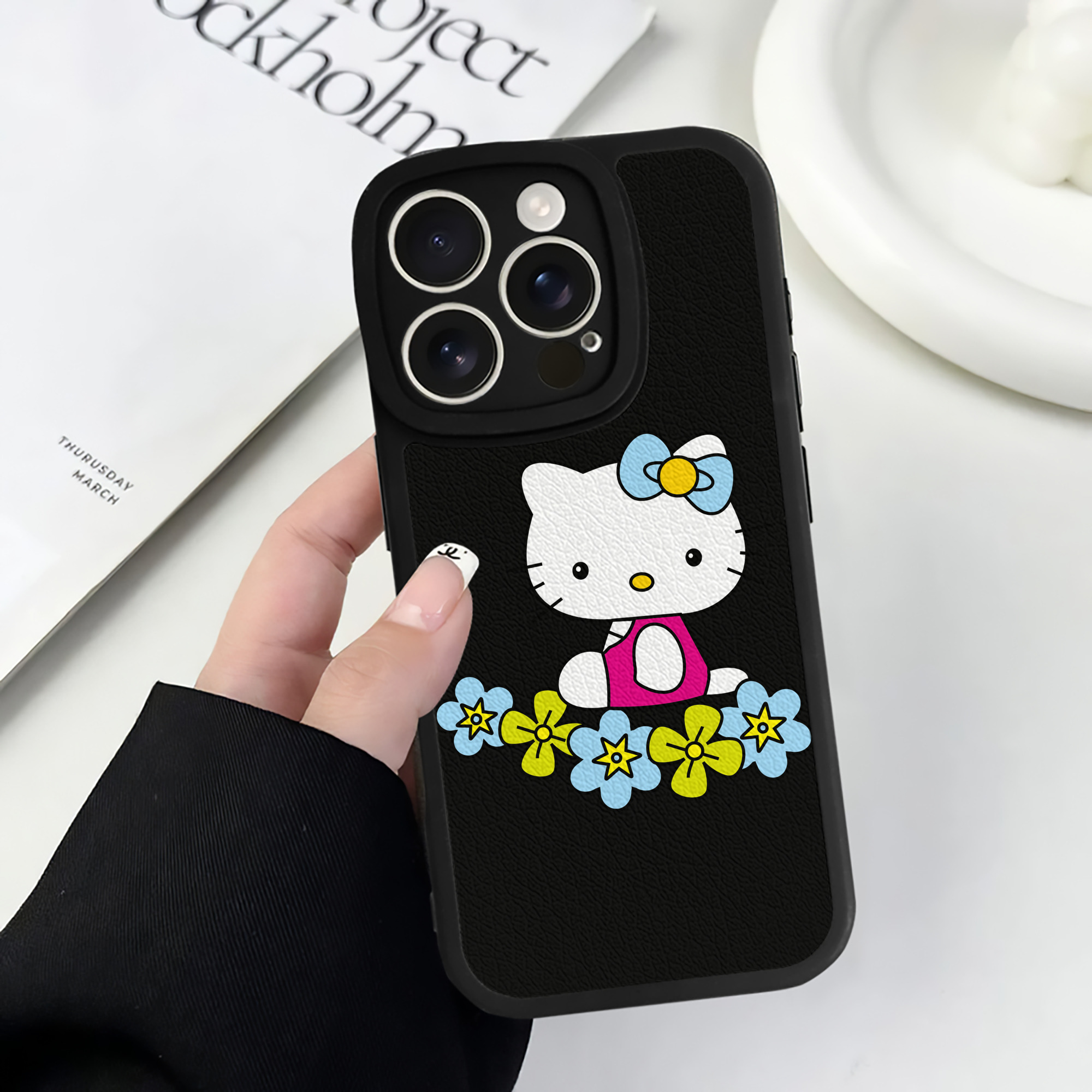 （画像用） Hello Kitty ハローキティ 【iPhone 16シリーズ対応】シリコンスマホケース（レザー調） 材質：シリコン